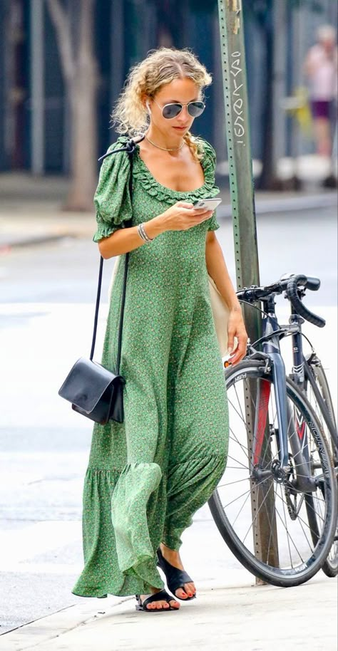 Celebrity Outfits 2023, Nicole Richie Outfits, Nicole Richie Street Style, Petite Summer Dresses, Nicole Richie Style, Italy Vibes, Curated Closet, 2024 Outfits, Bon Ton