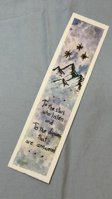 Immerse yourself in the magical world of Sarah J. Maas with our "A Court of Thorns and Roses" themed bookmark. Featuring a captivating design inspired by the beloved series, this bookmark is adorned with three stars above three mountain peaks and an iconic quote, making it a must-have for any ACOTAR fan. Dimensions: 7.5 x 1.5 inches, perfectly sized to fit snugly in most books and journals. Design: The combination of stars, mountains, and a cherished quote from ACOTAR creates a visually stunning and emotionally resonant bookmark that will delight any fan of the series evoking the enchanting landscapes of Prythian. Quote: Embellished with the inspirational quote "To the stars who listen and to the dreams that are answered," a beloved phrase from the series that adds a touch of magic to your To The Stars Who Listen And The Dreams, Acotar Books, Acotar Bookmarks, Watercolor Books, Watercolor Bookmarks, Watercolor Paintings For Beginners, Diy Bookmarks, Painting Quotes, Book Holders