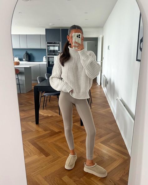 Beige Jumper Outfit, Knitted Jumper Outfit, Brown Leggings Outfit, Beige Jumper, Leggings Outfit Winter, Cosy Outfit, Jumper Outfit, Beige Outfit, Uggs Outfit