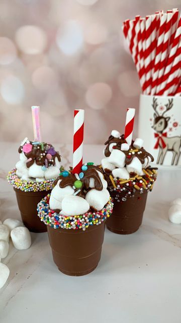 Cocobombs Christmas, Holiday Cake Pops, Hot Cocoa Cups, Cocoa Spoons, Cake Pop Designs, Hot Chocolate Spoons, Diy Hot Chocolate, Homemade Hot Cocoa, Hot Chocolate Gifts