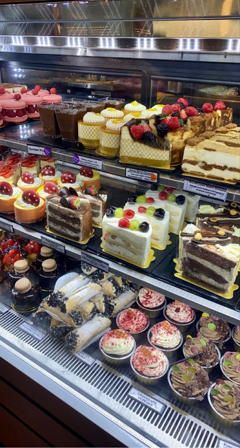 Bakery Pictures, Bistro Interior, Cake Cafe, Dessert Shop, Coffee Dessert, Bakery Cakes, Cake Shop, Decadent Desserts, Cafe Food