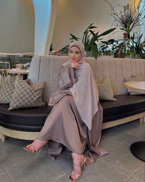 Fairytale Wedding Dress, Abaya Outfit, Estilo Hijab, Modest Evening Dress, Stile Hijab, Blouse Casual Fashion, Modest Fashion Hijab, Cute Modest Outfits, Muslim Outfits Casual