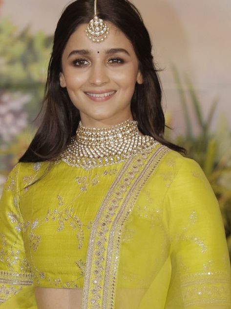 Alia Bhatt Outfits, Sonam Kapoor Wedding, Alia Bhatt Saree, Mehandi Outfits, Jeans And Top, Sabyasachi Lehenga, Indian Bride Outfits, Green Lehenga, Two Piece Swimwear