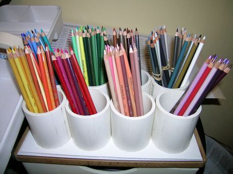 I bought the biggest honkin’ set of Prismacolors they make, 132 pencils. The tins in which Prismacolors are packaged nowadays are pretty but aren’t practical for daily use.  S… Colored Pencil Storage, Colored Pencil Holder, Craftroom Storage, Water Color Pencils, Wood Workshop, Diy Pencil Case, Organizer Diy, Pencil Holders, Diy Pencil