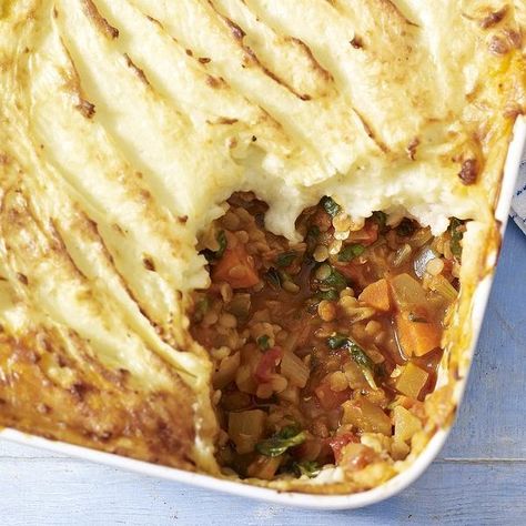 Tuck into this vegetarian cottage pie from Mary Berry for a hearty dinner or weekend lunch. This recipe is a great winter warmer and perfect for big family dinners. Vegetarian Cottage Pie, Mary Berry Cooks, Cottage Pie Recipe, Mary Berry Recipe, Savory Pies, Cottage Pie, Berries Recipes, Mary Berry, Pie Recipe