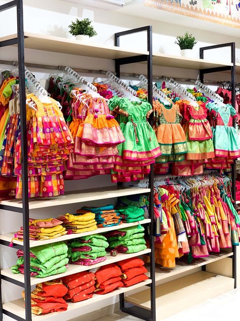 Small Clothing Store Interior, Childrens Boutique Ideas, Baby Boutique Display, Kids Store Display, Clothing Store Interior Design, Baby Store Display, Kids Clothing Store Design, Storing Baby Clothes, Clothing Store Displays