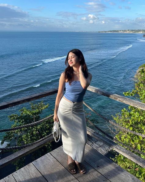 Foto Air, Bali Ootd, Odelyn Mackenzie, Oversized Tshirt Outfit, Oversize Tshirt Outfits, Tshirt Outfit, Siargao, Travel Pictures Poses, Beach Fits