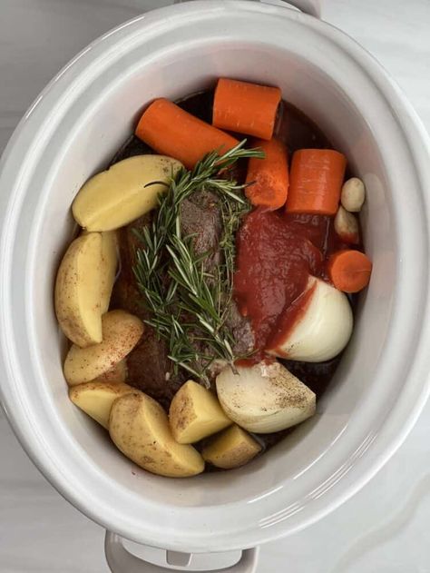 Slow Cooker Beef Roast, Easy Slow Cooker Pot Roast, Beef Roast Recipe, Slow Cooker Pot Roast Recipes, Crockpot Roast Recipes, Roast Beef Dinner, Slow Cooker Roast Beef, Food Dolls, Potatoes And Carrots