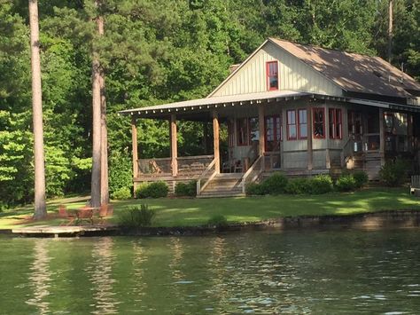 King's Cove - Lake Martin Lake House, Eclectic, Alabama. Welcome to King's Cove --- a quaint, spacious lake house located on Little Kowaliga Creek on beautif... Small Lake Houses, Small Beach Houses, Rustic Lake Houses, Lake Houses Exterior, Cabin Aesthetic, Small Cottage Homes, Lakeside Cottage, Cottage Aesthetic, Beach Cabin