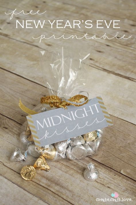 Who doesn't want to be kissed at midnight as a new year with new possibilities begins?  This New Year's Eve Printable is perfect for that special midnight "kiss"! #newyear #newyear2014 #printables New Years Eve Day, Midnight Kisses, Gratis Printables, New Years Wedding, New Year's Eve Celebrations, Nye Party, New Years Eve Decorations, Bbq Party, New Year’s Eve