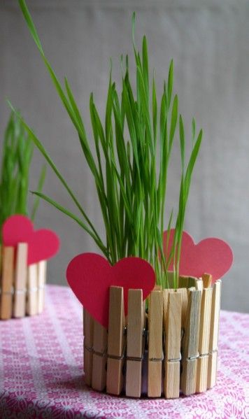 vaso simples Valentines Bricolage, Wooden Clothespins, Cheap Crafts, Mothers Day Crafts For Kids, Clothes Pin Crafts, Mother's Day Diy, Crafts To Make And Sell, Popsicle Sticks, Mothers Day Crafts