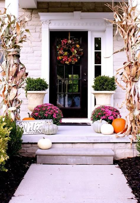 Fall Doorstep -(also, love the single window to the right of the door)- Front Porch Design Ideas, Veranda Design, Porch Design Ideas, Front Porch Design, Decor Ikea, Fall Front Porch Decor, Small Front Porches, Fall Front Porch, House With Porch