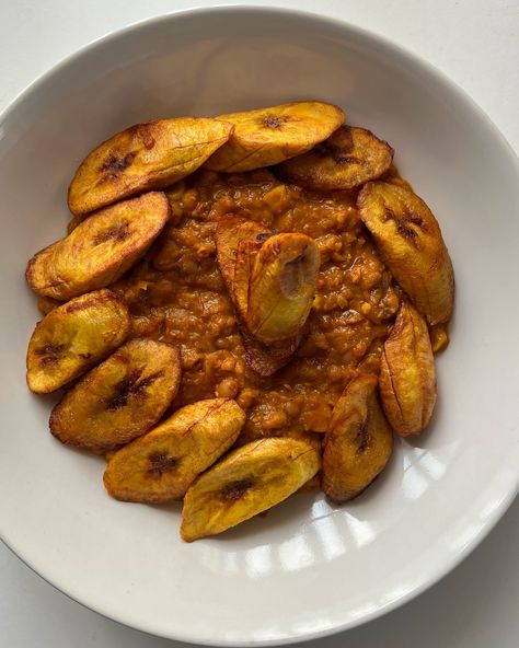 A Nigerian’s love language. 🇳🇬🍽️ Which plate is calling your name? 🤤 1- Garri and Egusi soup 2- Suya and red onions 3- Garri, sugar, nuts and ice 4- Rice and beans with fried pepper stew 5- Beans porridge and plantain 6- Akara 7- Jollof rice, honey-glazed turkey and coleslaw 8- Pounded yam and Egusi soup 9- Plantain fries and sauce #NigerianFood #FoodInspo Beans Porridge, Plantain Fries, Pounded Yam, Egusi Soup, Glazed Turkey, African Recipes Nigerian Food, Turkey Glaze, Jollof Rice, Rice And Beans