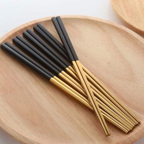 Black Dinnerware, Desain Pantry, Eating Utensils, Luxury Contemporary, Cute Kitchen, Kitchen Items, Kitchen Stuff, Chopsticks, Gold Set