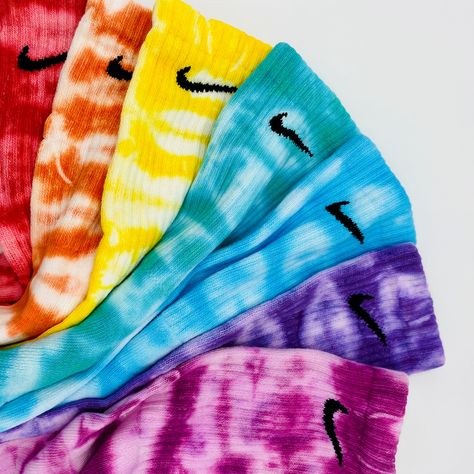 Rainbow Nikes, Diy Tie Dye Shirts, Cute Vans, Tie Dye Socks, Nike Socks, Tie Dye Diy, Tie Dye Outfits, Diy Fashion Clothing, Tie Dye Shirts