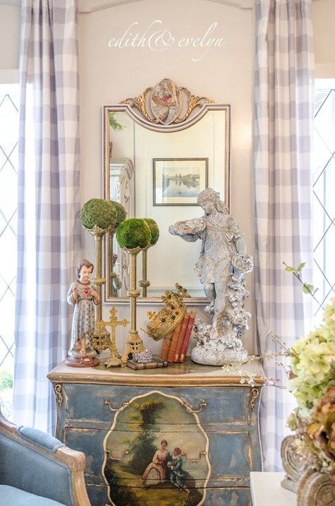 dazzling decorating at...A Mirror Makeover | Edith & Evelyn | www.edithandevelynvintage.com #frenchinterior French Design Style, Knotty Pine Walls, French Country Rug, Muebles Shabby Chic, French Country Living, Farmhouse Entryway, French Country Bedrooms, French Country Kitchens, Pine Walls