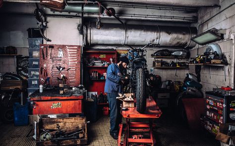 Global view of the the workshop #motorcycleride #Custombikes #motorcycle #ride #moto #motorcycleoutfit #motorcyclegifts #bikerfashion Motorcycle Repair Shop, Motorcycle Workshop, Motorcycle Repair, Motorcycle Ride, Motorcycle Gifts, Motorcycle Garage, Garage Shop, Global Views, Repair Shop