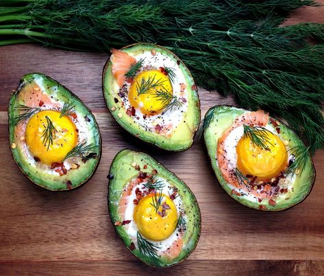 Smoked Salmon And Eggs, Spinach Healthy, Menu Sarapan Sehat, Paleo Recipes Breakfast, Salmon Eggs, Baked Avocado, Salmon Avocado, Healthy Casseroles, Diet Vegetarian