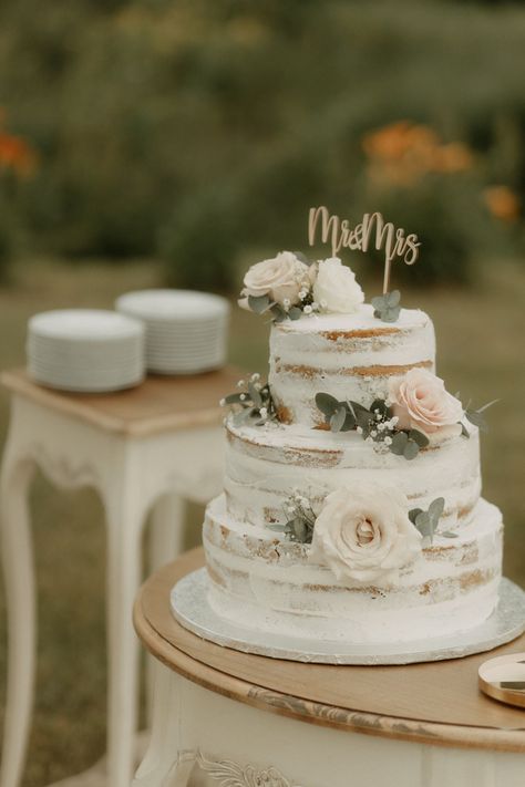 Wedding cake with roses and eucalyptus | classic & minimalist Wedding Cake Ideas Minimalist, Eucalyptus Wedding Cake And Cupcakes, Minimalist Wedding Cake Rustic, Nude Cake Mariage, Simplistic Wedding Cake, Wedding Cakes Minimalist, Minimalist Wedding Cake One Tier, Naked Cake Decorating Ideas