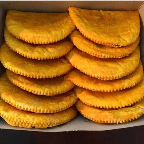 Proud Jamaicans on Instagram: “From yuh no badmind yuh wi get one🇯🇲✊” Jamaican Patty, Jamaica Food, Jamaican Cuisine, National Dish, Cute Baking, Jamaican Recipes, Caribbean Recipes, Camping Food, Stuffed Sweet Peppers