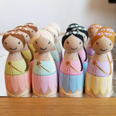 Peg Dolls Fairies, Peg People Hair, Character Peg Dolls, Peg Doll Painting, Peg Doll Fairy, Painted Peg Dolls, Fairy Peg Doll, Wooden Peg Doll Ideas, How To Paint Peg Dolls