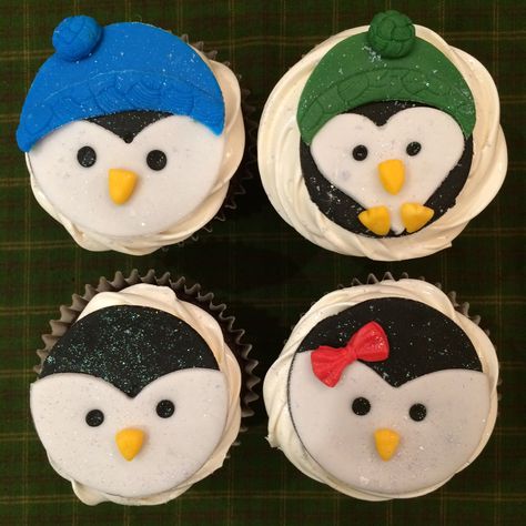 Christmas Cupcake Designs, Chocolate Marshmallow Frosting, Winter Igloo, Cupcakes For Christmas, Homemade Marshmallow Fondant, Penguin Cupcakes, Puppy Cupcakes, Chocolate Cupcake Recipe, Cupcakes Christmas