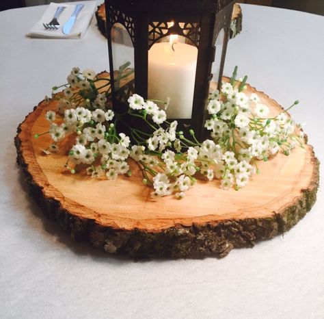 Wood Centerpieces for Wedding? -- Ask Emmaline | rustic wood slices centerpieces - wood centerpieces for wedding Amazing Wedding Centerpieces, Wood Slices Wedding, Wood Slice Centerpieces, Large Wood Slices, Wood Chargers, Rustic Wedding Decorations, Tafel Decor, Wood Centerpieces, Rustic Wedding Centerpieces