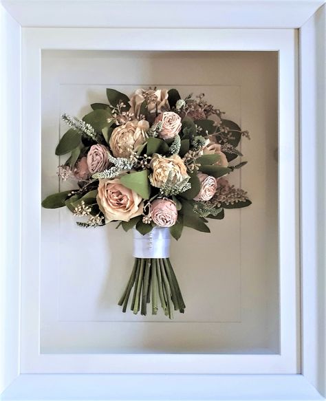 Bouquet Wedding Preservation, Bouquet Shadow Box, Pressed Flowers Diy, Dried Flowers Diy, Wedding Card Frames, Drying Roses, Framed Wedding Photos, Wedding Bouquet Preservation, Plant Wall Decor