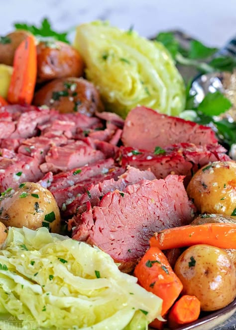 This fabulously easy Slow Cooker Corned Beef and Cabbage recipe takes just minutes of work with phenomenal results! Incredibly tender corned beef and flavorful vegetables make for a hearty, delicious dinner any night of the week! // Mom On Timeout Cabbage Dinners, Irish Dinners, Slow Cooker Corned Beef, Cooking Corned Beef, Crock Pot Cabbage, Corn Beef, Beef Dinners, Potatoes And Carrots, Menu Recipes