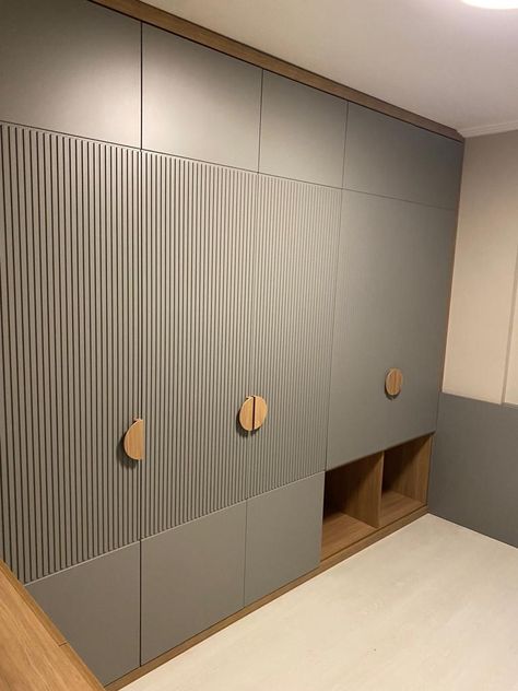 Wardrobe Shutter Design Modern, Latest Wardrobe Design, Modern Wardrobe Design Sliding Doors, Cabinet Compartment, Cupboard Colour, Wardrobe Shutter Design, Closet Design Plans, Latest Cupboard Designs, Bad Room Design