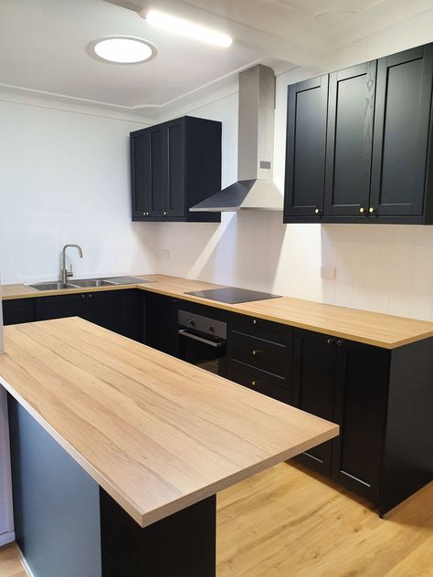 Black Kitchen Oak Worktop, Black Kitchen Wooden Worktop, Oak Countertop Kitchen, Black Cupboards Kitchen, Black And Oak Kitchen, Black Shaker Kitchen Cabinets, Black Ikea Kitchen, Black Shaker Kitchen, Kitchen Cabinets Light Wood