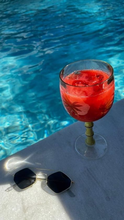 Pool Cocktails Aesthetic, Dark Photo Ideas, Casa Miami, Pool Cocktails, Cocktail Pictures, Tropical Drinks, Cocktail Photography, Hello Friday, Story Ig