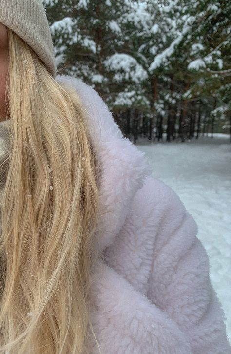 Pretty Blonde Hair, Cozy Weather, Christmas Board, Hoodie Aesthetic, Oversized Sweaters, Cosy Winter, Aesthetic Hoodie, Winter Aesthetic, Insta Photo Ideas