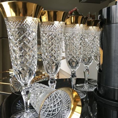 Antique Wine Glass, Crystal Glassware Antiques, Gold Kitchen Accessories, Crockery Design, Fine Dinnerware, Victorian Table, Crystal Champagne Flutes, Bohemia Crystal, Champagne Flute Glasses