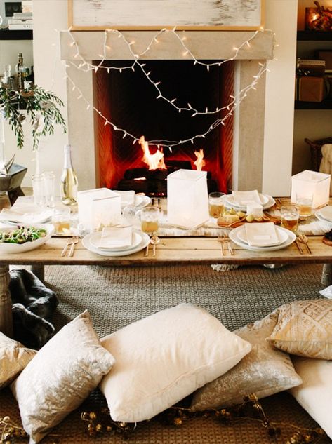 How to Throw a Stylish Party in a Small Space via @domainehome Hygge Party, Bachelorette Party Activities, Indoor Picnic, Party Seating, Camille Styles, Holiday Dinner Party, Stylish Party, Picnic Party, Holiday Dinner