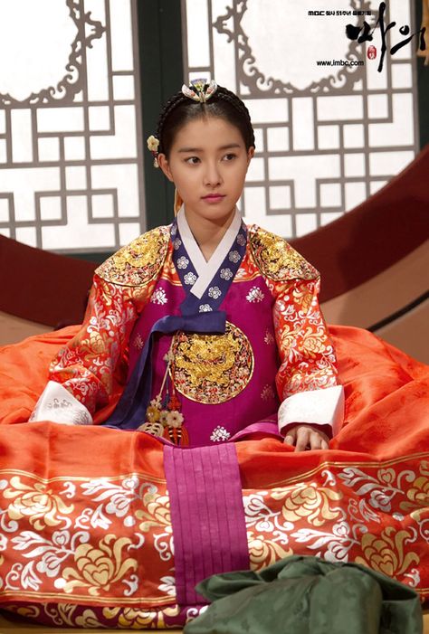 Korean princess from the korean series called the "horse doctor". Hanbok dress Korean Princess Hairstyle, Korean Hanbok Princesses, Traditional Korean Clothing, Asian Couture, Princess Hairstyle, Korean Princess, Hanbok Traditional, Kim So Eun, Korean Traditional Clothing