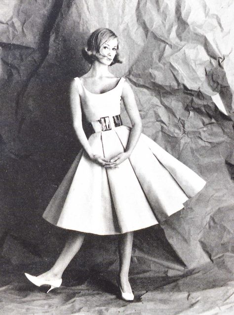 A wide belt nips-in the waist in this Harper's Bazaar feature, 1959. 50s Inspired Fashion, 1950s Accessories, Rock N Roll Dress, Suzy Parker, 1950s Vintage Fashion, 1950s Fashion Women, 1950s Fashion Dresses, 1950 Fashion, Popular Trends