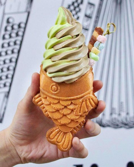 Ice Cream Taiyaki, Ice Cream Japanese, Tempura Ice Cream, Japanese Ice Cream Shop, Taiyaki Drawing, Japanese Taiyaki, Japanese Ice Cream, Taiyaki Ice Cream, Bed Pose