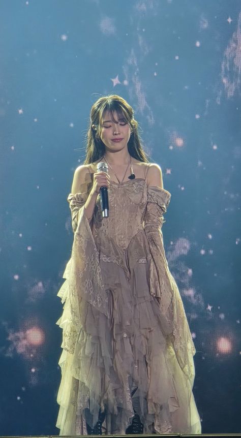 Iu Outfits, Iu Dress, Famous Dress, Cute Pastel Wallpaper, Pinturas Disney, Korean Actress, Kpop Outfits, Concert Outfit, Dress Details