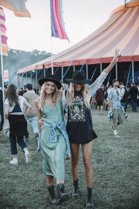 Rainy Festival Outfit, Concert Outfit Night, Casual Festival Outfit, Hippie Festival Outfit, Cochella Outfits, Splendour In The Grass, Night Club Outfits, Music Festival Outfits, Festival Inspiration