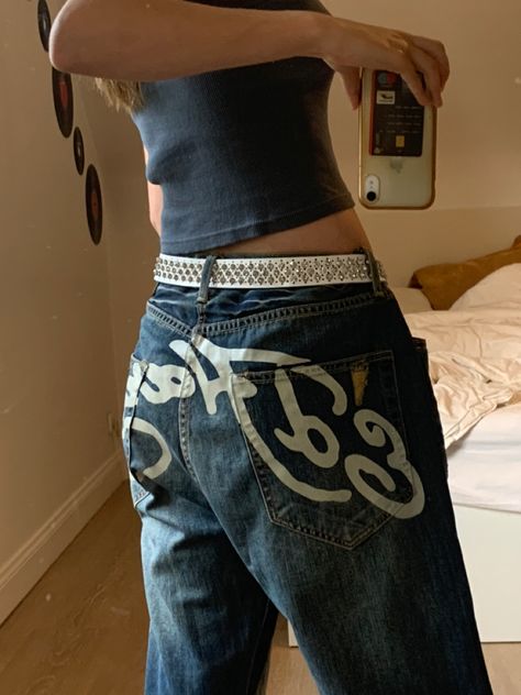 Ig @junemeunier Ed Hardy Jeans Aesthetic, Ed Hardy Jeans Outfit, Streetwear London, Ed Hardy Jeans, Jeans Outfit Women, Vintage Trousers, Cute Pants, Tomboy Style Outfits, Jeans Diy