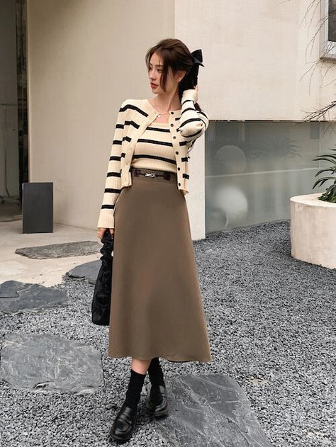 Are you wondering what shoes to wear with midi skirts? Check this post for how to wear a midi skirt, and the best shoes to wear with a midi skirt for stylish outfit ideas this year! Best Shoes For Midi Skirts, Shoes To Wear With Skirts Winter, Midi Wool Skirt Outfit, Long Skirts Winter Outfit, Long Skirts For Winter, How To Style A Line Midi Skirt, A Shape Skirt Outfit, What Shoes To Wear With Midi Skirt, Midi Skirt Shoes Winter