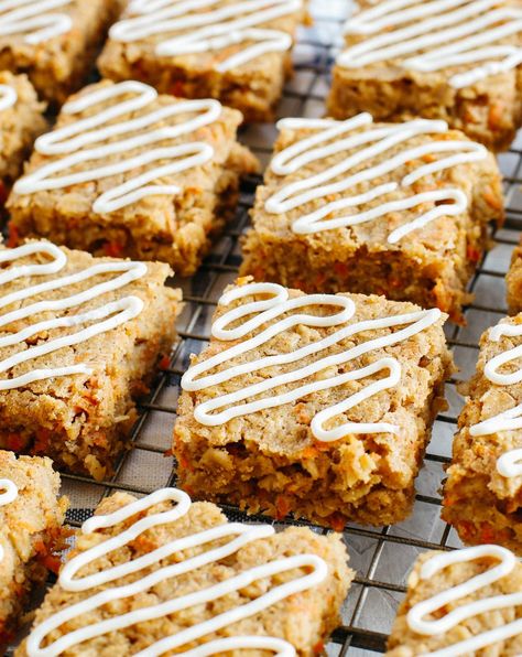 Carrot Cake Oatmeal Breakfast Bars Healthy Carrot Cake Oatmeal, Healthy Carrot Cake, Carrot Cake Bars, Cake Breakfast, Oatmeal Breakfast Bars, Easy Carrot Cake, Carrot Cake Oatmeal, Healthy Carrot Cakes, Delicious Cream