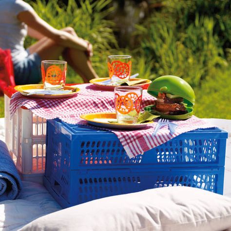 Fun Picnic Ideas Diy Picnic Ideas, Picnic Theme Ideas, Fun Picnic Ideas, Diy Picnic, Plastic Crate, Indoor Picnic, Table Picnic, Repurposed Decor, Crate Table