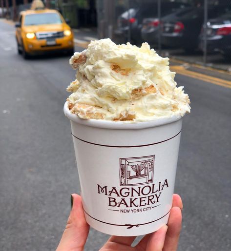 Add these amazing desserts to your New York bucket list! These are the best desserts in NYC that you need to try immediately! New York Desserts, Magnolia Bakery New York, Magnolia Bakery Banana Pudding, Bakery New York, Online Bakery, Road Trip Food, Magnolias Bakery, New York Food, Nyc Life