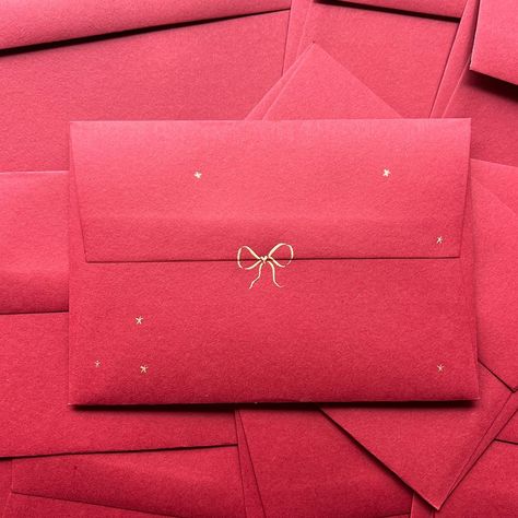 Scarlet envelopes with hand painted gold stars & bows ✨♥️✨ #memopress #memostationery #handpainted #calligraphy #christmas #stationery… | Instagram Calligraphy Christmas, Baby Notes, Personalised Stationery, Hand Calligraphy, Christmas Stationery, Personalized Note Cards, Holiday Postcards, Art Prints Quotes, Personalized Notes