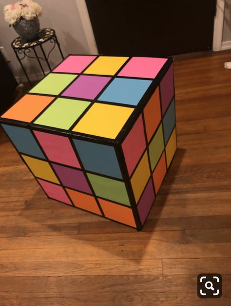 Rubrics Cube (80's) DIY: -COLORFUL PAPER -CARDBOARD BOX -PAINT Rubrics Cube, Rubric Cube, 90s Theme Party Decorations, Glow Dance, Cube Decor, Birthday Extravaganza, 90s Birthday, Vibe Rooms, Mystery Dinner Party