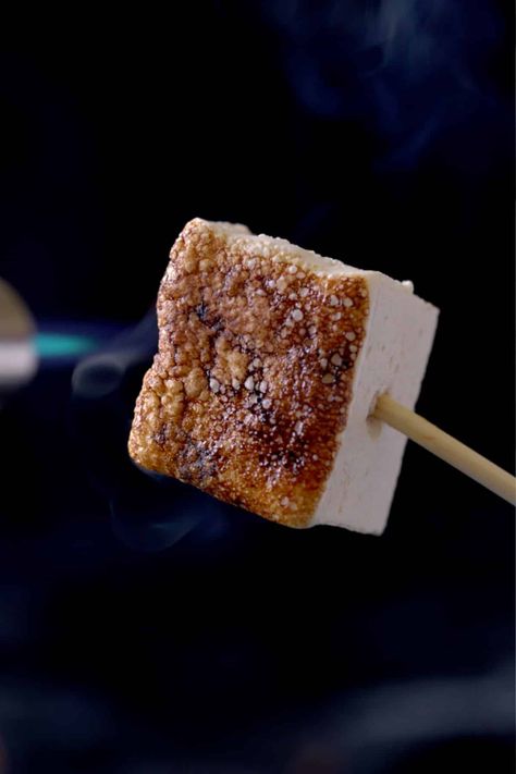 (2 Ingredient!) Homemade Maple Marshmallows #recipes #paleo #healthyrecipes #marshmallows Paleo Marshmallows, Maple Marshmallows, Homemade Maple Syrup, Low Sugar Treats, Speculoos Cookie Butter, Healthy Eating Snacks, Keto Candy, Marshmallow Treats, Best Sweets