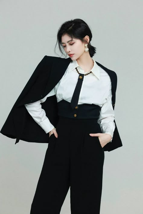 Female Suit Aesthetic, Pose Reference Female, Woman In Suit, Suit Pin, Fashion Model Poses, Xu Jiaqi, Monochrome Fashion, Female Model, Warm Outfits