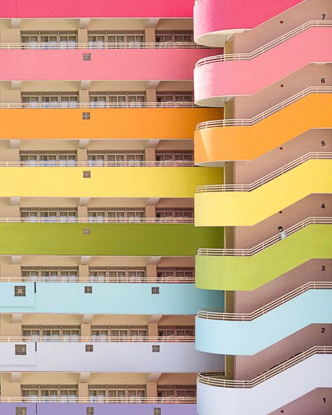 5 amazing minimalist street photographs of Hong Kong you need to see Neutral Room Design, Rainbow Stairs, Minimalist Rainbow, Colour Architecture, Stairs Architecture, Neutral Room, Rainbow Aesthetic, Room Design Ideas, Zaha Hadid